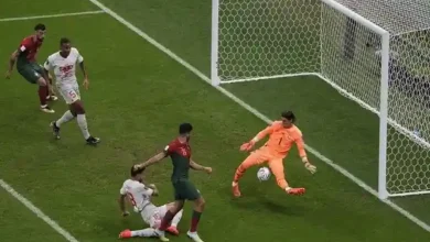 أحد أهداف البرتغال في المرمي السويسري بين أقدام الحارس