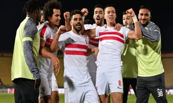 لاعبو الزمالك يحتفلون بهدف إمام عاشور الذي يتصدر الصورة
