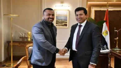 وزير الشباب والرياضة مع اللاعب عزمى محيلبة بطل مصر في الرماية