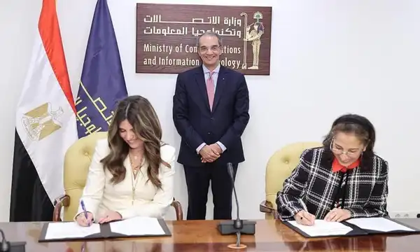 الدكتورة ريم بهجت والمهندسة ميرنا عارف يوقعان الإتفاقية بحضور وزير الإتصالات