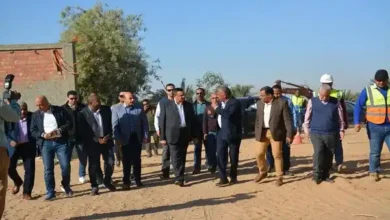 وزير التنمية المحلية أثناء جولته بأسوان مع المحافظ