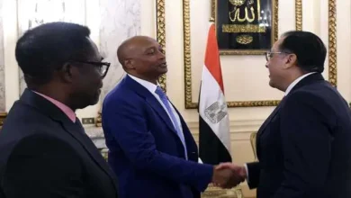 مدبولي يلتقي رئيس "الكاف" لاستعراض سبل دعم كرة القدم الأفريقية