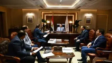 وزير الشباب والرياضة يستعرض موقف المشروعات الاستثمارية بالوزارة