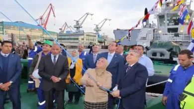 رفع العلم المصري على القاطرة الجديدة" أمين زيد" بترسانة بورسعيد البحرية