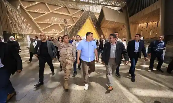 وزير السياحة والآثار يقوم بجولة تفقدية بالمتحف المصري الكبير للوقوف على مستجدات الأعمال به