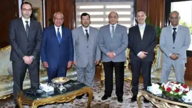 وزير الطيران المدنى يلتقى وفداً لمجلس أمناء كلية التكنولوجيا والطيران بدولة الكويت 