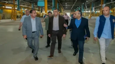  "وزير الدولة للإنتاج الحربي" يفاجيء قيادات وعمال "إنتاج وإصلاح المدرعات" بجولة تفقدية
