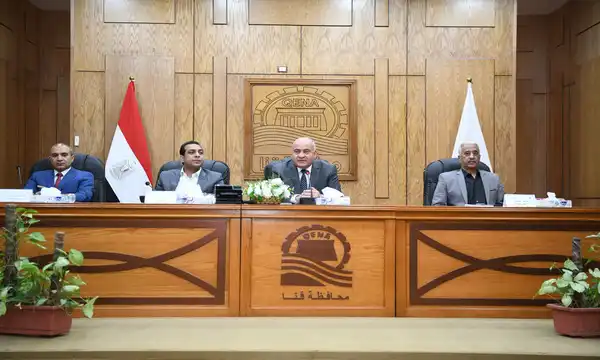 محافظ قنا يوجه بتذليل المعوقات بكافة المناطق الصناعية لجذب المزيد من الاستثمارات
